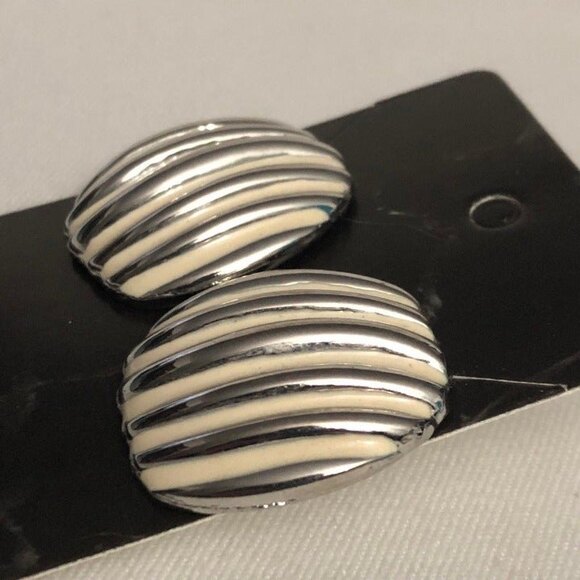 VTG Silver Metal Lined Rounded Square Pierced Earring Studs - Picture 3 of 6